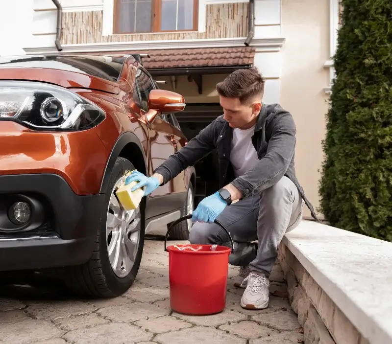 Lavage auto à domicile Labarthe-Inard : professionnel intervenant sur un véhicule